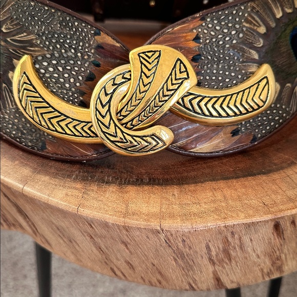 Insane vintage belt! Peacock feathers and gold colored clasp. Adjustable size - Picture 3 of 8
